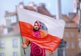 Okaleczony sztandar w rękach błazna. Trafny obraz rzeczywistości czy artystyczna prowokacja?