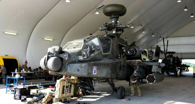 Śmigłowiec AH-64 Apache w bazie w Inowrocławiu