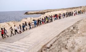 Włoską Lampedusę dzieli od tunezyjskiego Safakisu zaledwie 170 km. To właśnie tam przypływa znaczna część łodzi.