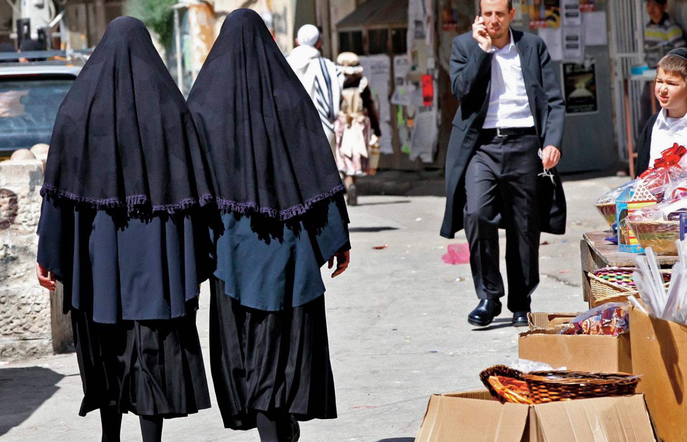 Wedle chasydzkich ortodoksów ciało kobiety musi być tak otulone w szaty, aby przestało wodzić na pokuszenie.