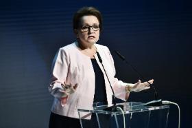 Minister Anna Zalewska uważa, że problemu nie ma, ponieważ gimnazjaliści i absolwenci podstawówek nie będą bezpośrednio rywalizować ze sobą.