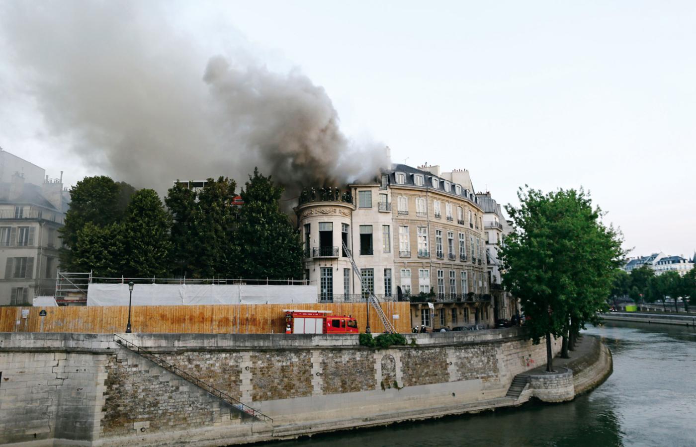 Płonący Hotel Lambert, Paryż, 10 lipca 2013 r.