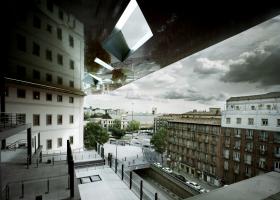 Madryt – Muzeum Narodowe Centrum Sztuki im. Królowej Zofii. Otwarte dla publiczności w 1990 r. i niezwykle zasobne. Kolekcja, którą wówczas zaprezentowano, obejmowała dzieła powstałe od końca XIX wieku do czasów współczesnych, zresztą nie tylko hiszpańskich autorów. W 1992 r. do zbiorów dołączyła słynna „Guernica” Pabla Picassa, która wyznacza odtąd kierunek działania tego miejsca. Co ciekawe, w końcówce XVIII wieku w siedzibie dzisiejszego muzeum mieścił się szpital projektu Francesca Sabatiniego. Kolekcja sztuki tak się tu przez lata rozrosła, że w 2005 r. obiekt należało powiększyć. Zadania podjął się architekt Jean Nouvel.