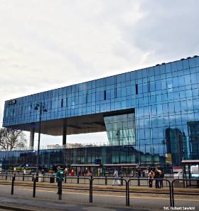 Na koniec: dworzec PKP w Bydgoszczy, który ściąga wzrok ciekawą architekturą i jest uznawany za jeden z najnowocześniejszych w Polsce. Co widać od razu. Zmodernizowany, nawiązujący do swojego historycznego wyglądu, dworzec otrzymał wyróżnienie w konkursie Fasada Roku w kategorii „Budynek po renowacji”. Mieszkańcy i turyści mawiają z zachwytem: „Jest jak na lotnisku”. Czego dowodem liczne punkty usługowe, elektroniczne wyświetlacze, ruchome schody, a nawet – co niecodzienne w przypadku polskich dworców PKP – uroczy taras widokowy. Dobre miejsce na początek i koniec podróży.