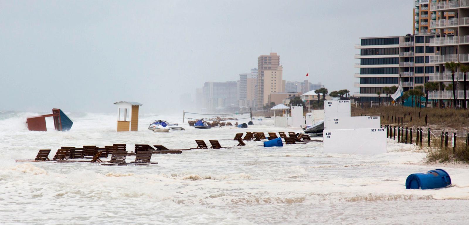 Nagłe wahnięcie ciśnienia atmosferycznego uruchomiło falę tsunami, która 23 marca 2014 r. wdarła się na plaże Panama City Beach na Florydzie.