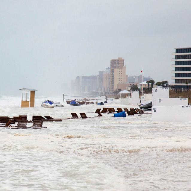 Nagłe wahnięcie ciśnienia atmosferycznego uruchomiło falę tsunami, która 23 marca 2014 r. wdarła się na plaże Panama City Beach na Florydzie.