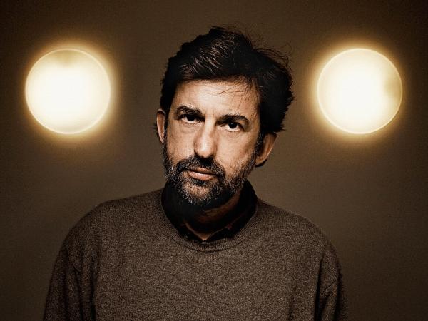 Nanni Moretti to jeden z najwybitniejszych reżyserów kina europejskiego. Scenarzysta, aktor i producent filmowy. Laureat Europejskiej Nagrody Filmowej. W 2001 roku zdobył Złotą Palmę w Cannes.
