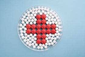 Firma daje leki za darmo, licząc, że lekarze, chorzy i rozmaite stowarzyszenia pacjentów wywrą skuteczny nacisk na ministerstwo.