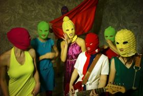 Rosyjska punkrockowa grupa Pussy Riot powstała w październiku 2011 roku. W jej skład wchodzą młode kobiety, które chroniąc swoją tożsamość zakrywają twarze kolorowymi kominiarkami i występują pod pseudonimami.