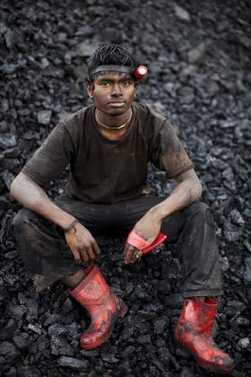 Prawie każdą twarz, którą zobaczyć można wzdłuż drogi prowadzącej do składu węglowego w Kongong, jednego z największych w regionie, pokrywa węglowy pył.