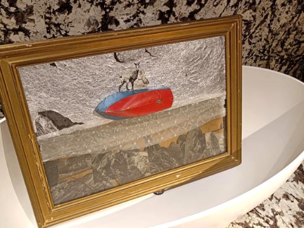 Dzieło Władysława Hasiora... w hotelowej wannie