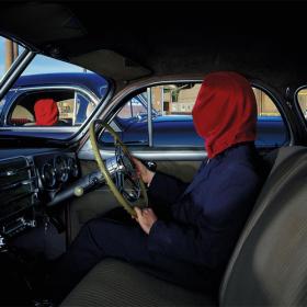 The Mars Volta – Frances the Mute, 2005. Aluzja do islamskiego terroryzmu? Raczej hołd dla słynnych „Kochanków” belgijskiego malarza Rene Magrittea.