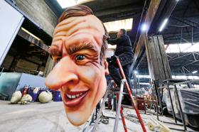 Dziś sypią się pytania, czy obecne załamanie to „tylko” kryzys rządów Macrona, czy całego systemu V Republiki.