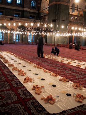 Iftar – wieczorny posiłek przygotowany w świątyni dla wiernych, którzy nie piją ani nie jedzą, od wschodu aż do zachodu słońca. Stambuł, Turcja.