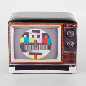 Pufa Kare Design Television. Na tej wygodnej pufie można spędzić niejedną chwilę, czekając na dalszy ciąg programu, www.9design.pl. Cena: 259 zł.