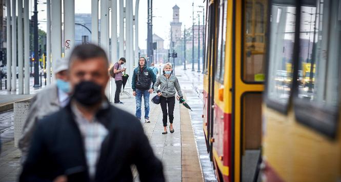 Funkcjonariusze sprawdzają, czy Polacy noszą maseczki w środkach komunikacji miejskiej.
