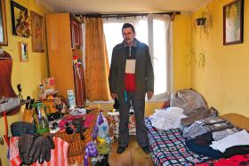 Bezdomny Adam Gromala w swoim kontenerze.