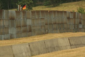 Odpowiedzią władz NRD było: 1399 km zasieków z drutu kolczastego, 491 km pól minowych, 393 wieże kontrolne i 1075 psów. Wschodnia straż graniczna, liczyła 47 tys. mężczyzn, ale tylko 600 zajmowało się granicami z innymi państwami bloku komunistycznego