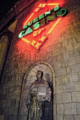 Neon kasyna na Pałacu Kultury i Nauki w Warszawie, ok. 1990 r.