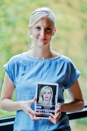 Heidi Benneckenstein, nałogowa nazistka przez 18 lat. Dziś zerwała z dawnym środowiskiem, a swoje losy opisuje w książce „Niemiecka dziewczyna. Moje życie w neonazistowskiej rodzinie”.