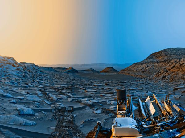 Artystyczna interpretacja krajobrazu na Marsie powstała poprzez nałożenie kolorów na czarno-białe panoramy sfotografowane przez łazik marsjański Curiosity.