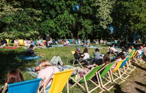 Egzaminy ósmoklasistów, uczniów Szkoły w Chmurze, na terenie stadionu Legii. Na zdjęciu „strefa rodzica”