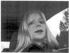 Chelsea Manning uważa się za kobietę. Nie ma jej nowszych zdjęć, bo nie może być fotografowana ani filmowana. W więzieniu nie ma też dostępu do internetu.