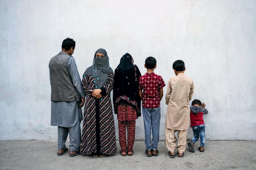 Nadżja, druga od lewej, żyła kiedyś przebrana za chłopca. Teraz wraz z rodziną stara się uciec do Pakistanu.
