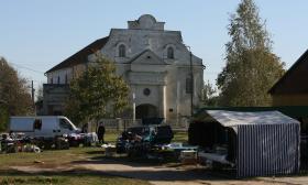 Dziś przed budynkiem synagogi można spotkać miejscowych handlarzy.