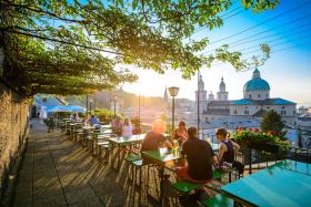 Gastronomiczna różnorodność

Kulinarna scena Salzburga oferuje wszystko, czego szukają strudzeni długim zwiedzaniem i głodni goście: zacienione ogródki piwne, tradycyjne kawiarnie, eleganckie restauracje rekomendowane w międzynarodowych przewodnikach kulinarnych, modne bary i przytulne karczmy. Znajdziemy tu i najstarszą restaurację w Europie (lokal w Piwnicach Opactwa św. Piotra), i hipernowoczesną restaurację Ikarus w Hangar 7 przy lotnisku. Jest też jedna, całkiem nieźle oceniana, restauracja z polską kuchnią – Appetit.