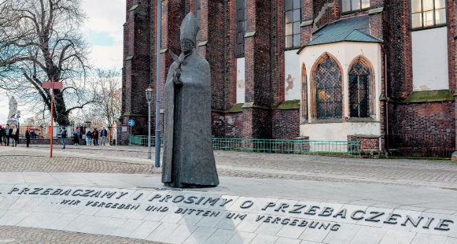 Pomnik kardynała Bolesława Kominka, z którego inicjatywy powstał list biskupów polskich do niemieckich, Ostrów Tumski we Wrocławiu.