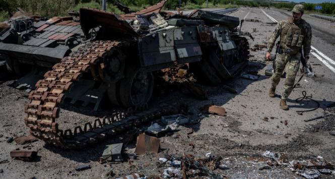 Zniszczony ukraiński czołg koło miejscowości Robytne.