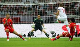 Błaszczykowski strzela wyrównującego gola Rosjanom, mecz Polska-Rosja, 12 czerwca