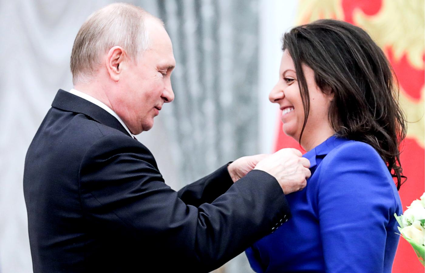 Władimir Putin nagradza Margaritę Simonian orderem Aleksandra Newskiego. Maj 2019 r.