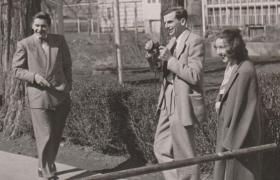 Wydawca Robie Macauley, pisarz i dziennikarz Arthur Koestler i Flannery O'Connor, 1947 r.