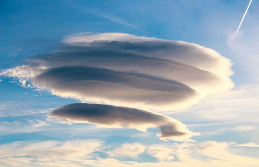 Chmura soczewkowata (altocumulus lenticularis) – ponad nią często pojawia się silna turbulencja.