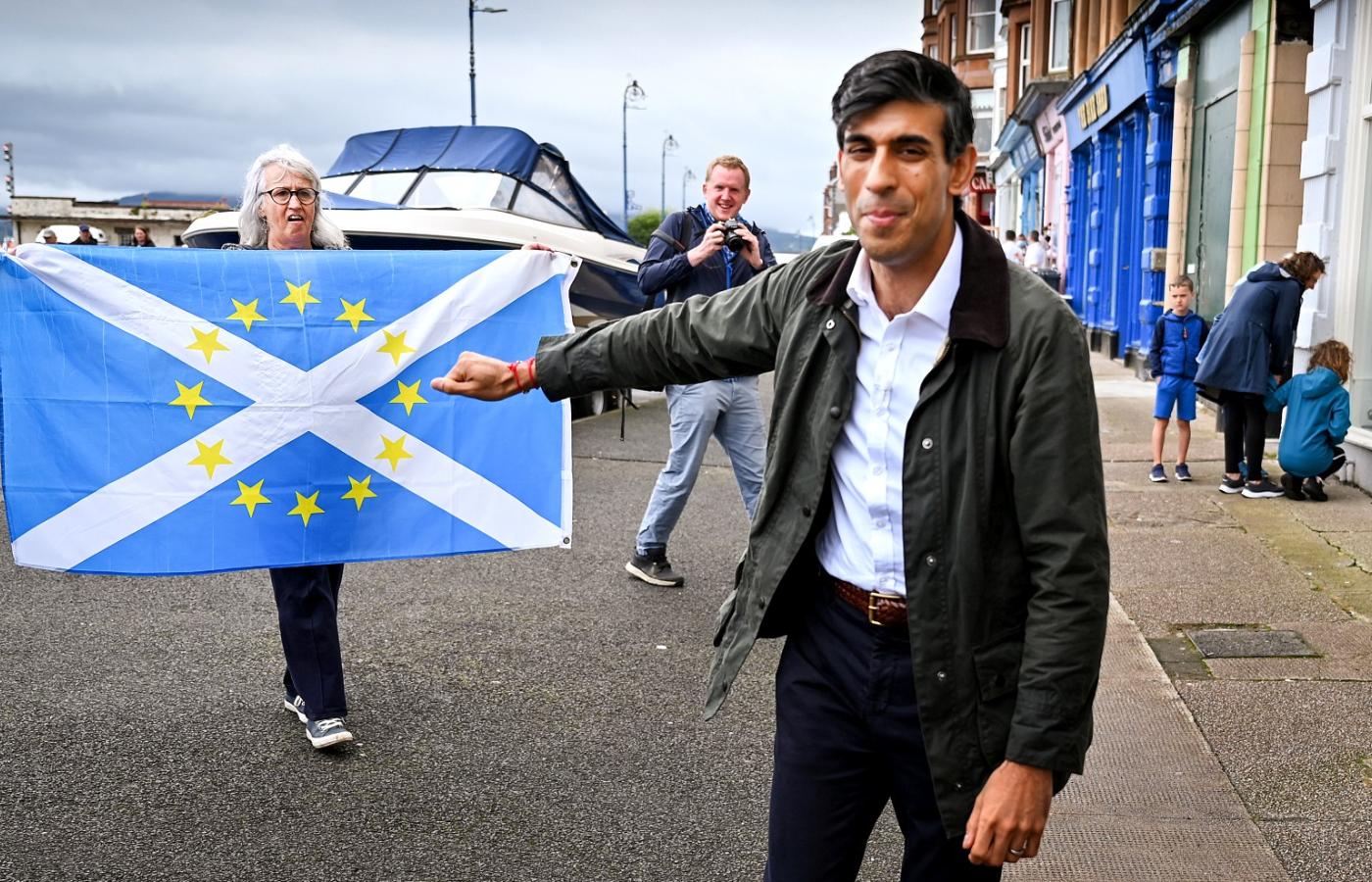 Brytyjski minister finansów Rishi Sunak i nacjonalistyczna demonstrantka w szkockim Rothesay