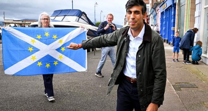 Brytyjski minister finansów Rishi Sunak i nacjonalistyczna demonstrantka w szkockim Rothesay