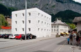 Yellow House w miejscowości Flims (w kantonie Graubünden). Nazwa – jak widać wyżej – nawiązuje tylko do przeszłości. Tę niewielką chatę faktycznie odmalowano kiedyś na żółto. Obiekt poddano renowacji w 1997 r. Zadania podjął się Valerio Olgati. Dziś mieści się tu muzeum, a wśród eksponatów znajdziemy dzieła m.in. Rudolfa Olgiatiego.