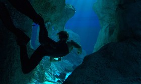 Przy okazji premiery „Sanctrum” (na zdj. kadr z filmu) Cameron obwieścił światu dobrą nowinę: 3D nie musi być drogie jak „Avatar”