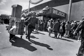 Chociaż IKEA współpracowała z polskimi producentami już od lat 60., pierwszy wielki sklep otwarto w Jankach pod Warszawą w 1993 r.