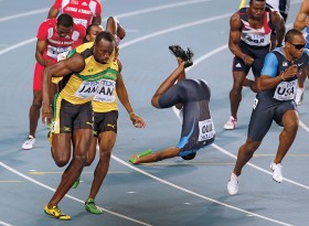 Darvis Patton z amerykańskiej sztafety przewrócił się tuż przed przekazaniem pałeczki. Bieg 4x100 m wygrali Jamajczycy z Usainem Boltem na czele.