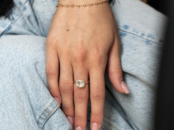 Sztuka noszenia biżuterii – jak akcesoria mogą zmienić Twój wizerunek?