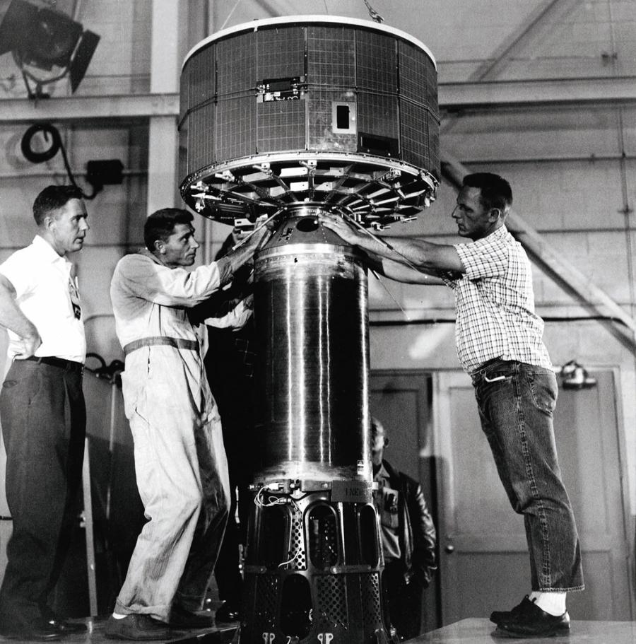 Pierwszy amerykański satelita meteorologiczny Tiros 1 tuż przed wystrzeleniem na orbitę w 1960 r.