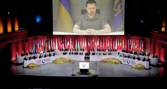 Prezydent Ukrainy Wołodymyr Zełenski przemawia do uczestników szczytu Rady Europy w Reykjavíku.