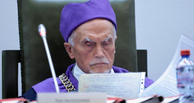 „Obowiązuje kultura na tej sali do cholery!” – krzyczał uciszając sędziów wiceprzewodniczący Trybunału Stanu Piotr Andrzejewski i uderzał ręką w blat. 3 września 2025 r.