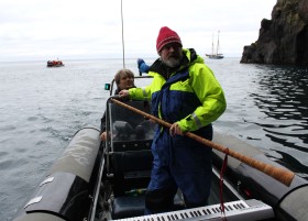 Kristian Blak, multiinstrumentalista i właściciel wytwórni muzycznej Tutl, chwilę przed koncertem w morskiej grocie.