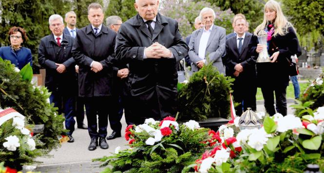 Jarosław Kaczyński przy Pomniku Ofiar Katastrofy Smoleńskiej, 10 kwietnia 2024 r.