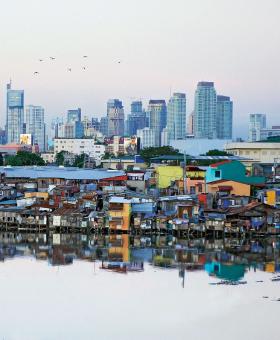 Slumsy w Manili, tuż za nimi - imponujące City.