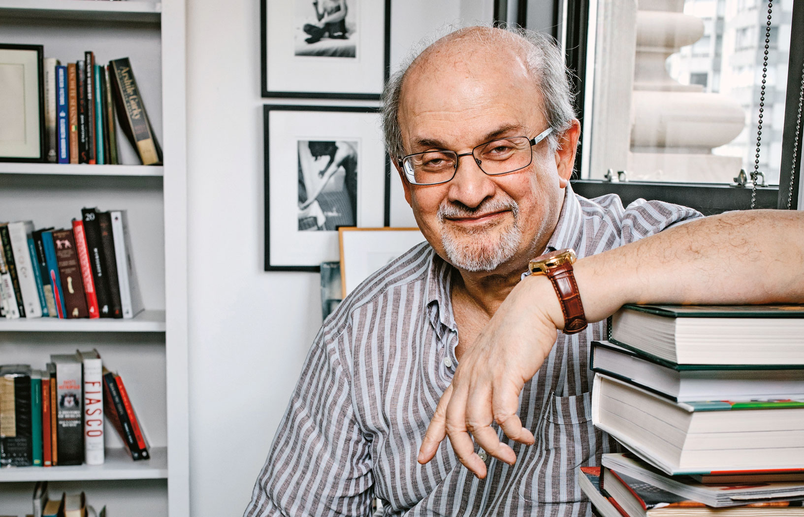 Салман рушди википедия. Салман Рушди 2023. Salman Rushdie. Элизабет Вест Салман Рушди. Салман Рушди фото.